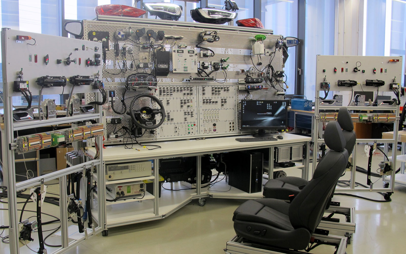 Reproduction d'un système électrique complet d'un véhicule dans le laboratoire d'essai : mesures de courant à grande échelle et tests de calculateurs (source : Gesellschaft für Fahrzeugtechnik GmbH